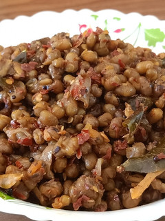 A picture of Cherupayar mezhukupuratti or moong dal sabji.