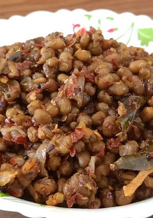 A picture of Cherupayar mezhukupuratti or moong dal sabji.
