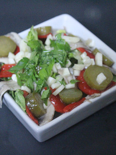 Una foto de Ensalada de boquerones y pimientos