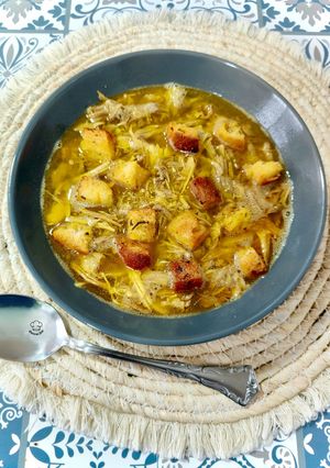 Foto principal de Sopa de osobuco y gallina con sazonador para tacos y picatostes al curry