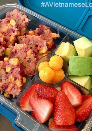 Hình của món Bánh củ dền, bắp, gạo lức, hạt quinoa, phô mai và trứng fritters.