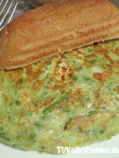 Una foto de Tortilla de espárragos trigueros y salmón