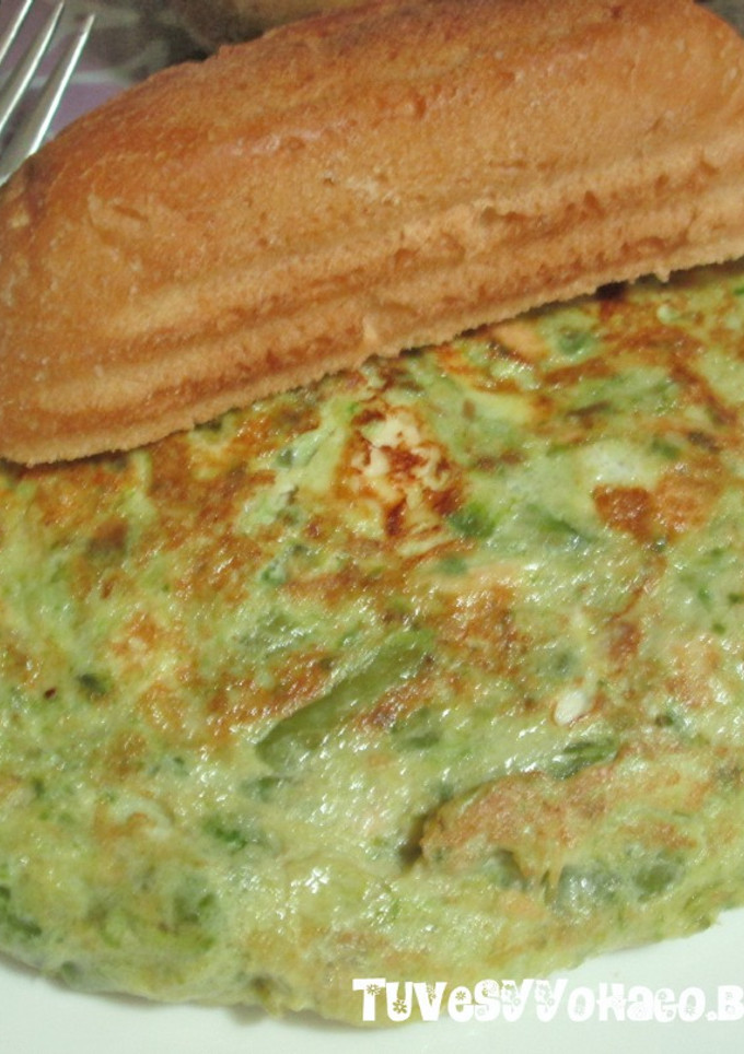 Una foto de Tortilla de espárragos trigueros y salmón