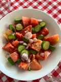 Ensalada de Tomate con Cebollitas Moradas de nuestras macetas