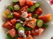 Una foto de ensalada de vasito