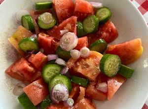 Una foto de Ensalada de Tomate con Cebollitas Moradas de nuestras macetas