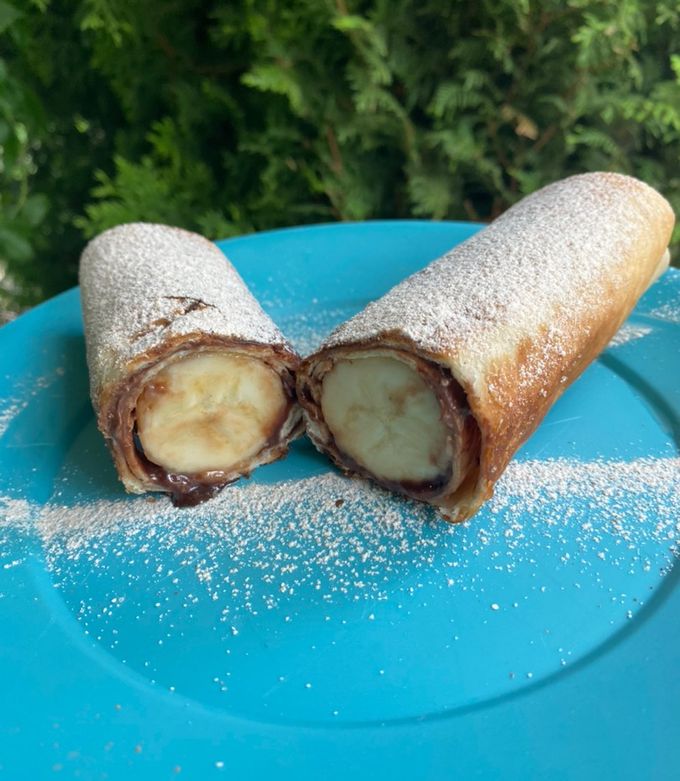 Édes banános tortilla tekercs recept fotója