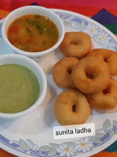 मेंदू वड़ा (Medu vada recipe in Hindi) रेसिपी मुख्य फोटो