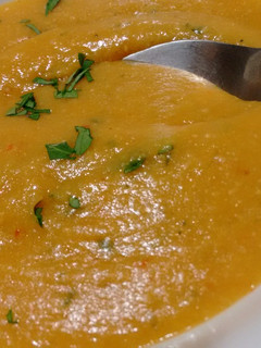 Una foto de Crema de garbanzos, zanahoria, semillas de calabaza y Agua de mar