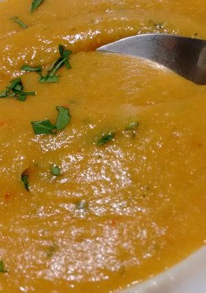 Una foto de Crema de garbanzos, zanahoria, semillas de calabaza y Agua de mar