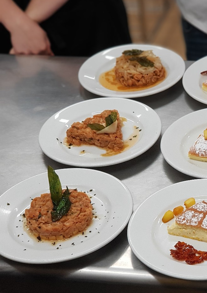 Una foto de Tartar de salmón