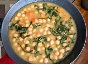 Foto de Sopa de Grão-de-bico com cenoura e espinafre