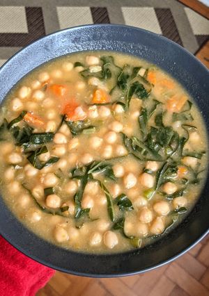 Foto de Sopa de Grão-de-bico com cenoura e espinafre
