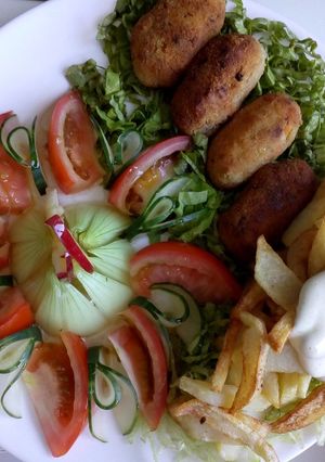 Una foto de Croquetas de zanahoria con ensalada y unas papas fritas con alioli extra picante