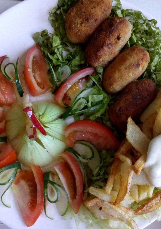 Una foto de Croquetas de zanahoria con ensalada y unas papas fritas con alioli extra picante