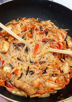 O poză a rețetei Tăiței chinezești cu legume și pui!.