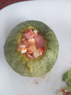 Una foto de Calabacitas rellenas de jamón y queso 🍴