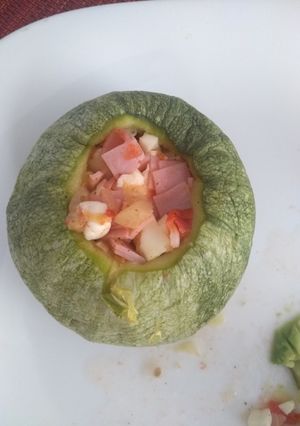 Una foto de Calabacitas rellenas de jamón y queso 🍴