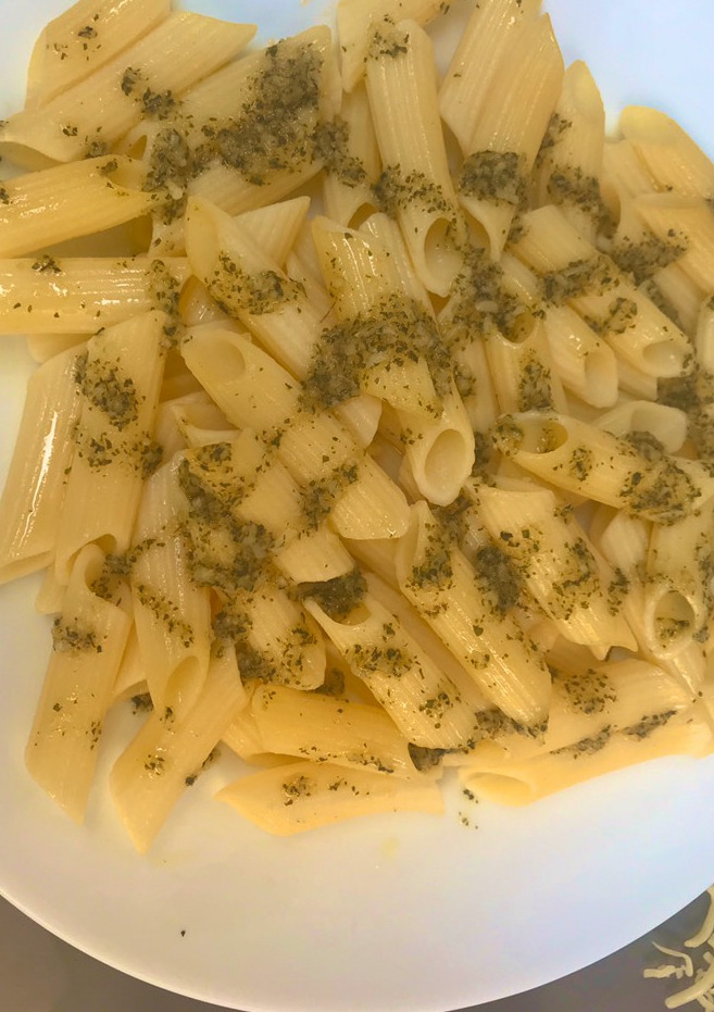 Una foto de Macarrones al pesto