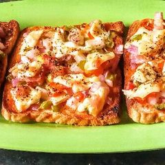 A picture of Veggies pizza toast.