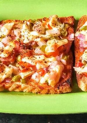 A picture of Veggies pizza toast.