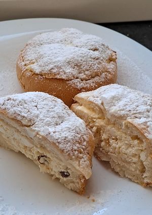 Túróval töltött zsemle recept fotója