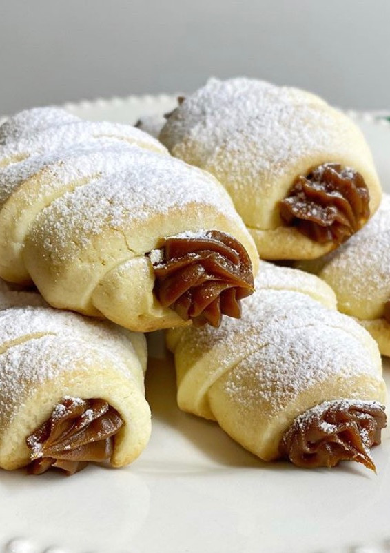 Una foto de Cañoncitos de Dulce de Leche o Crema Chantilly Sin Tacc 👩🏼‍🍳💣