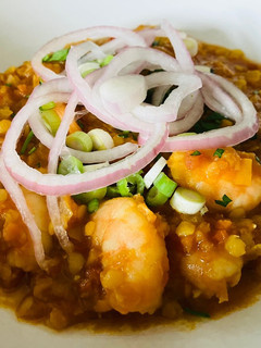 Una foto de Curry de lentejas rojas con langostinos