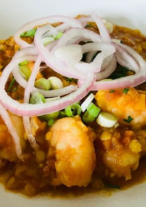 Una foto de Curry de lentejas rojas con langostinos