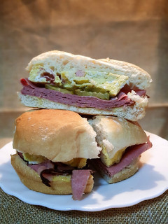 Una foto de Sándwich de pastrami
