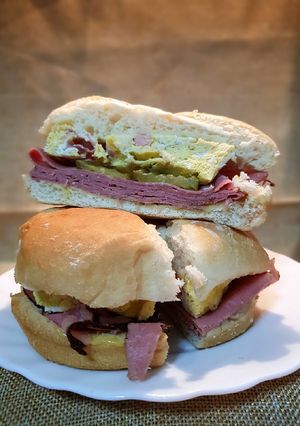 Una foto de Sándwich de pastrami