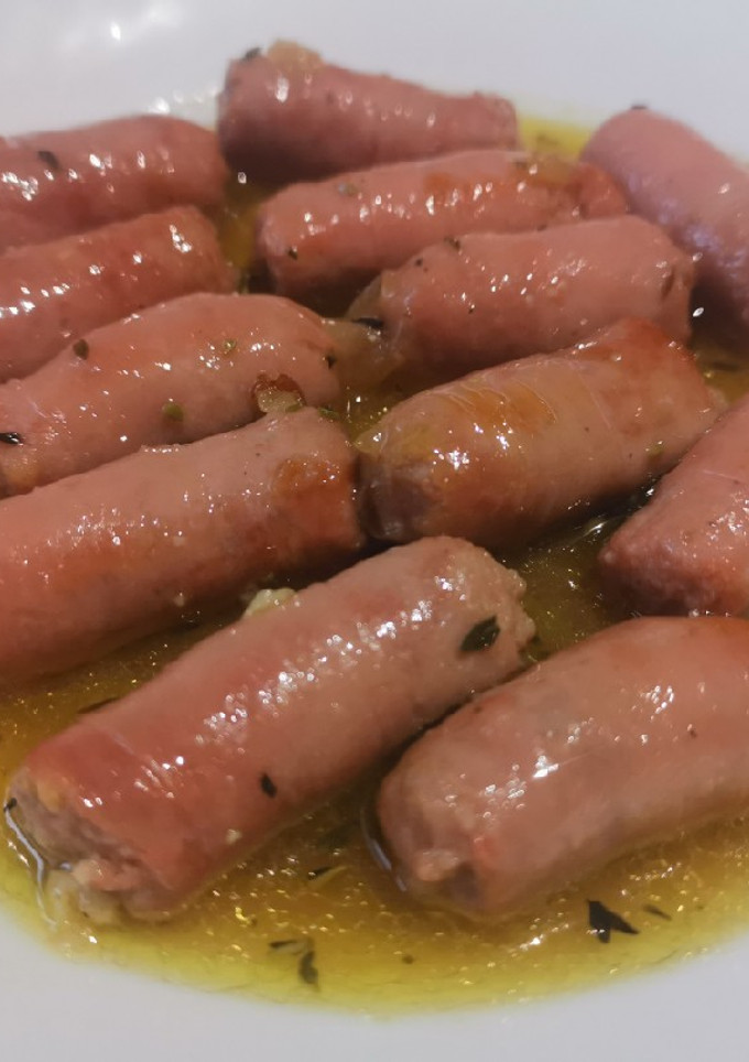 Una foto de Salchichas a la cerveza y hierbas