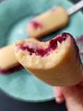 Helado de nectarina relleno de arándanos y cerezas