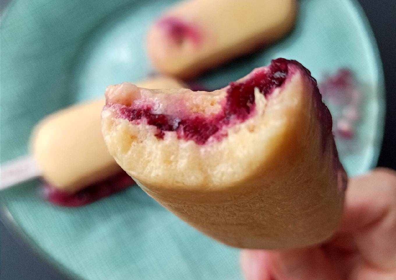 Helado de nectarina relleno de arándanos y cerezas