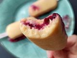 Helado de nectarina relleno de arándanos y cerezas