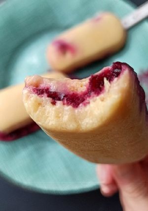 Una foto de Helado de nectarina relleno de arándanos y cerezas