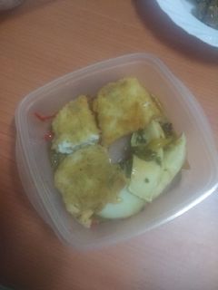Una foto de Tupper de merluza empanada con papas panaderas