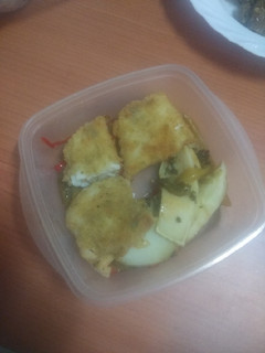 Una foto de Tupper de merluza empanada con papas panaderas