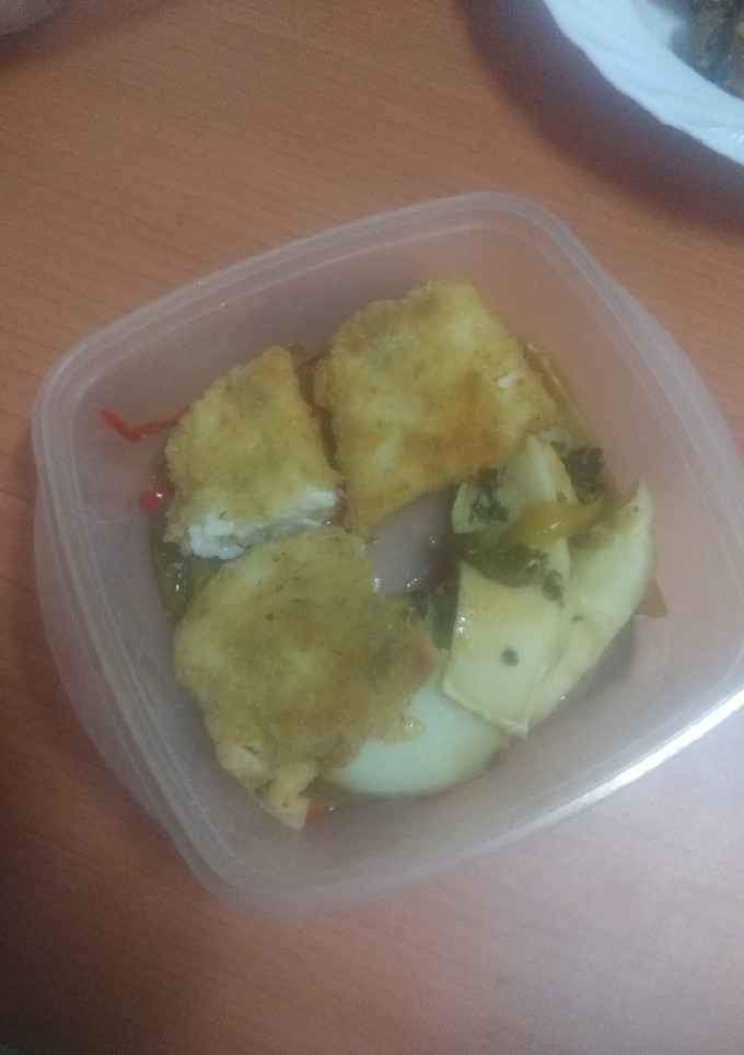 Una foto de Tupper de merluza empanada con papas panaderas