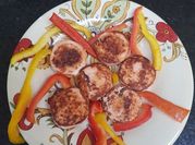 Una foto de bocadillos con pescado