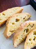 Pan de queso y mantequilla compuesta en harina de almendras