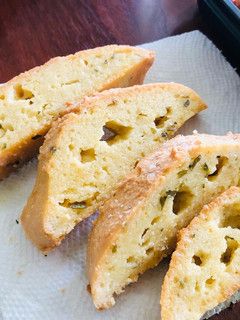 Una foto de Pan de queso y mantequilla compuesta en harina de almendras