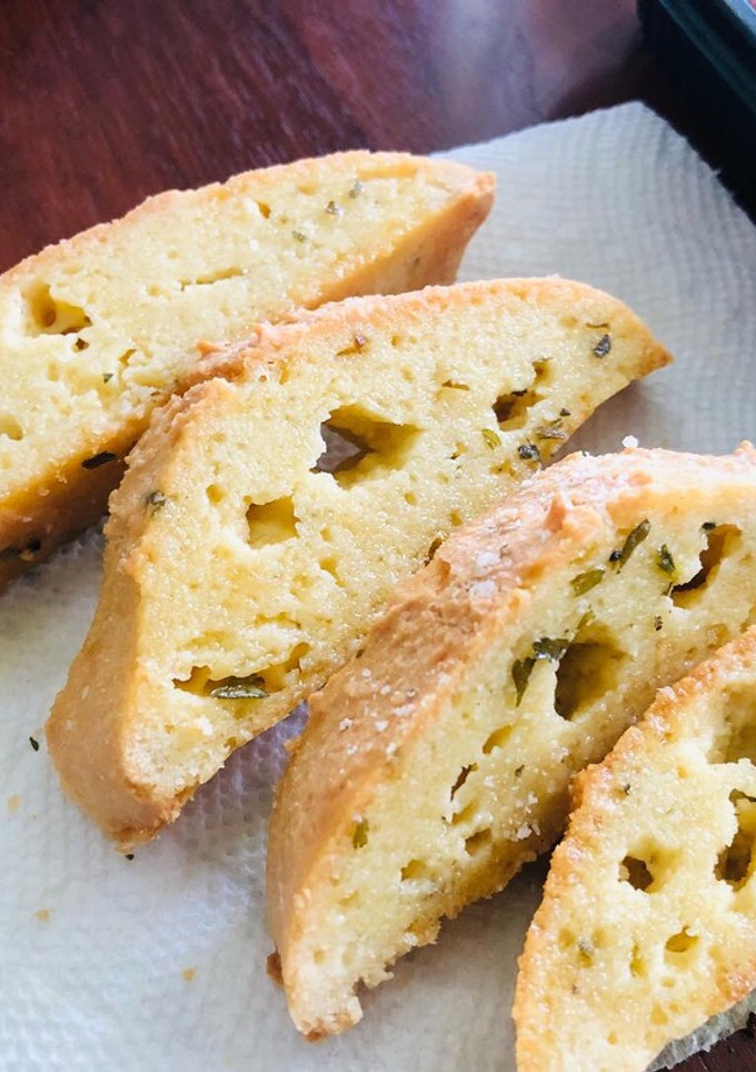 Una foto de Pan de queso y mantequilla compuesta en harina de almendras
