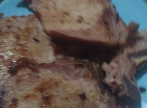Una foto de Chuletas Doradas sencillas con frijoles fritos