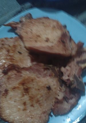 Una foto de Chuletas Doradas sencillas con frijoles fritos