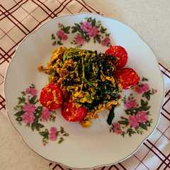 تخم مرغ و اسفناج و گوجه گیلاسی 🍅-レシピのメイン写真