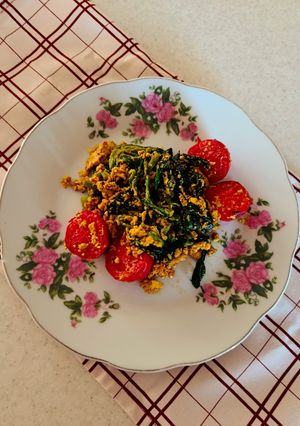 عکسی از دستور تخم مرغ و اسفناج و گوجه گیلاسی 🍅