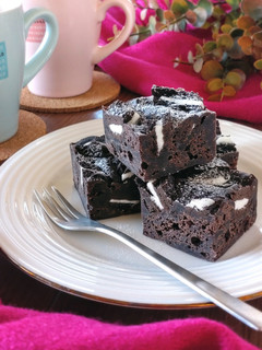 A picture of 1-Minute Microwave Rich Oreo Brownies.