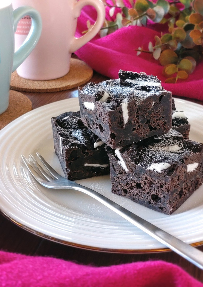 A picture of 1-Minute Microwave Rich Oreo Brownies.