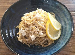 Foto di Spaghetti con limone, ricotta e acciughe sott'olio